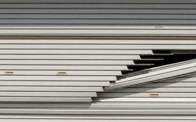 【仙台】シャッター蛇腹(スラット)がズレた!外れた時の直し方と3つの注意点